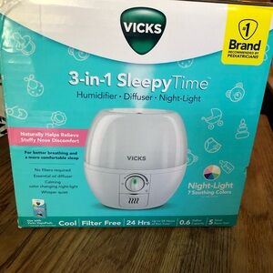 SOLD!!! Vicks White 3-in-1 SleepyTime Humidifier